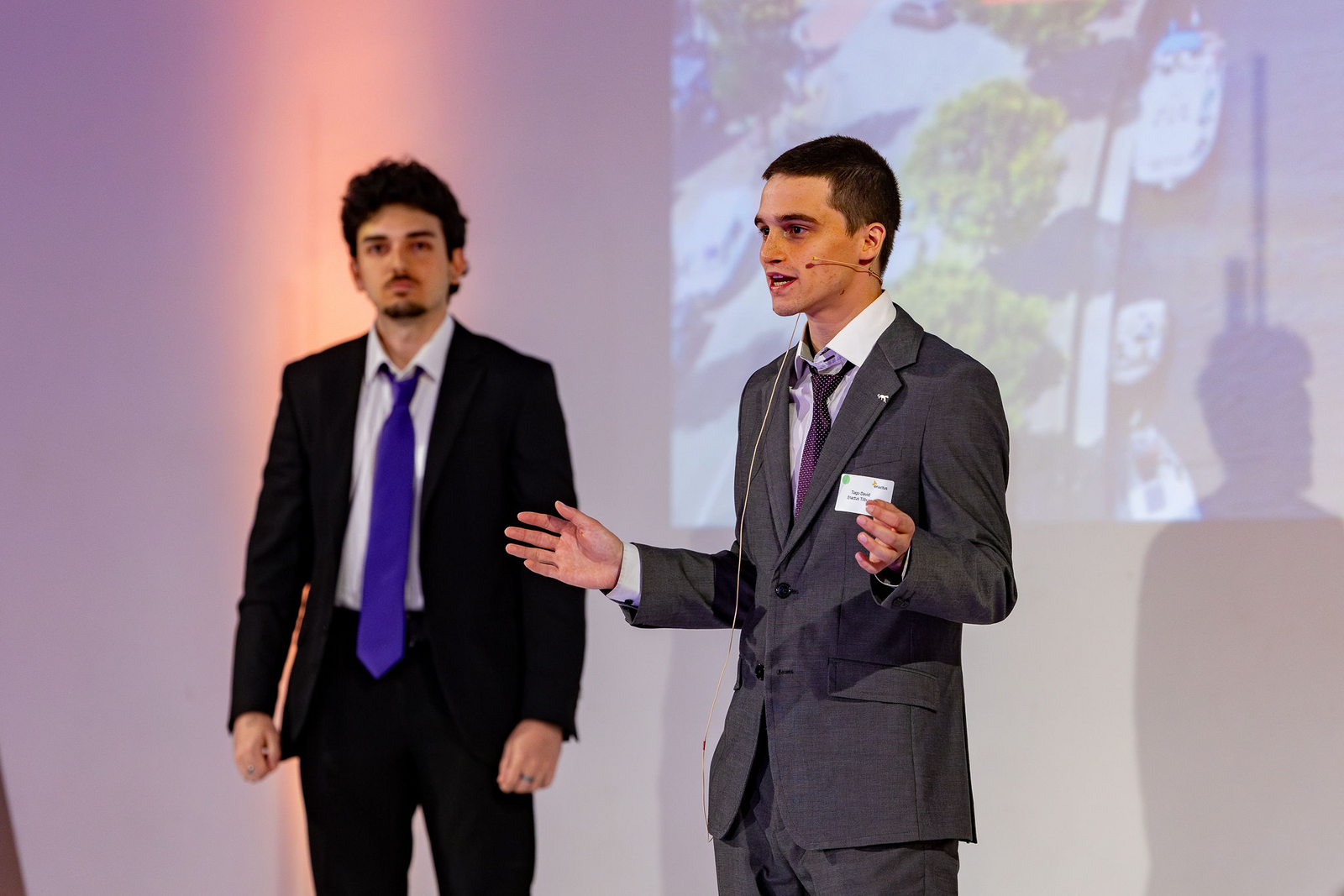 Res-Q Net founders Çağan Kılınç and Tiago David presenting on stage